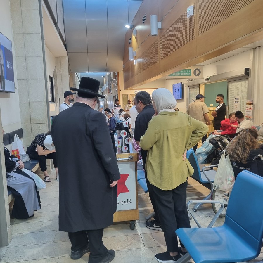 IsraelinJordan's tweet photo. مشهد لمن يتهم اسرائيل بالعنصرية
يقدم متطوعون الطعام والشراب مجانا في المستشفى.
التطوع هو شريحة هامة من شرائح المج��مع الاسرائيلي .
في هذا المشهد  ترى رجل دين يهودي الى جانب امرأة مسلمة محجبة وهو ليس بالأمر الاستثنائي بل العكس وهذا اغلب ما تراه في الفضاء العام عندما تزور اسرائيل https://t.co/TTTYYfsKwH