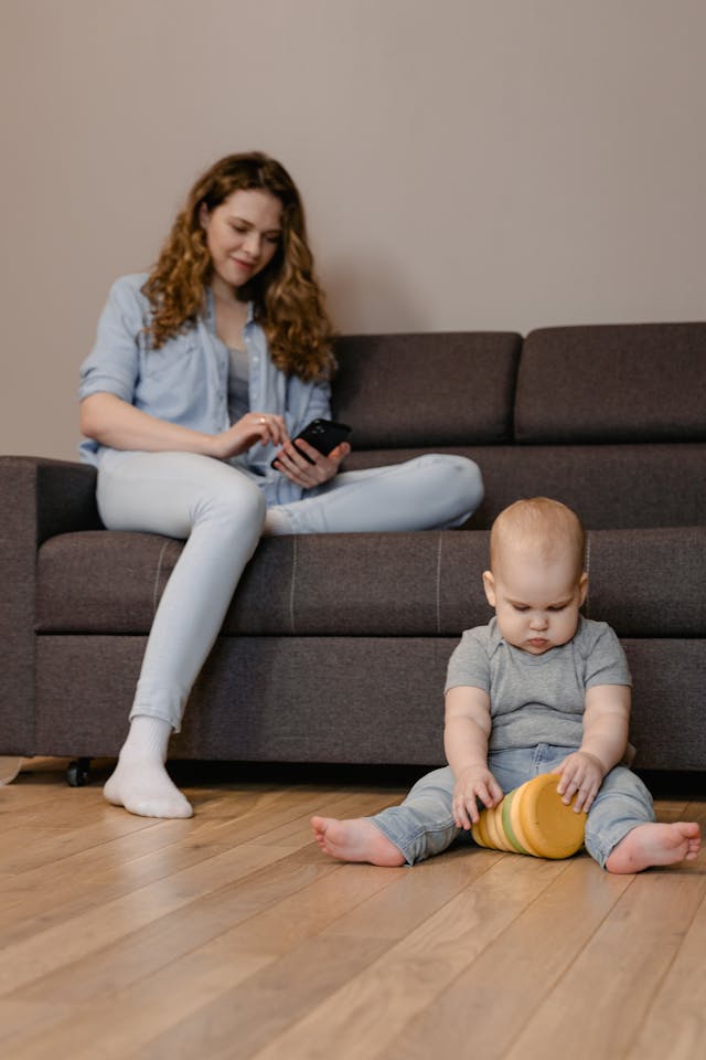 ChildpsychTz's tweet image. New research shows that even short phone breaks can reduce parent-infant interaction by 26%. Prioritize direct, engaging talk time with your baby to boost their language development. Small, consistent efforts can make a big difference! #Parenting #LanguageDevelopment