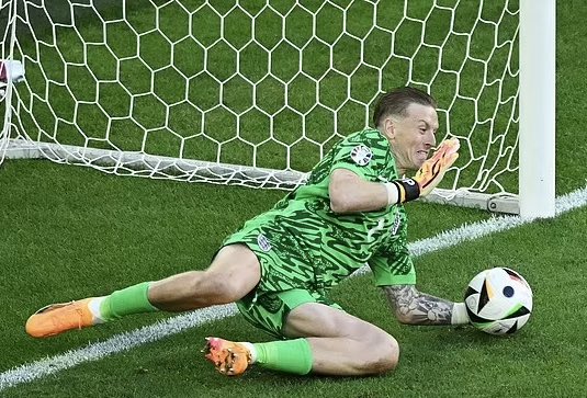 #Pickford has been immense for #England, especially in shootouts!

#Pickford:

Saves 5
Conceded 14
Save% 26.3%

All #England Goalkeepers Before:

Saves 2
Conceded 29
Save% 6.5%

20% of Shootout PKs are saved so the #ThreeLions have finally got a PK GK who doesn’t hold them back!