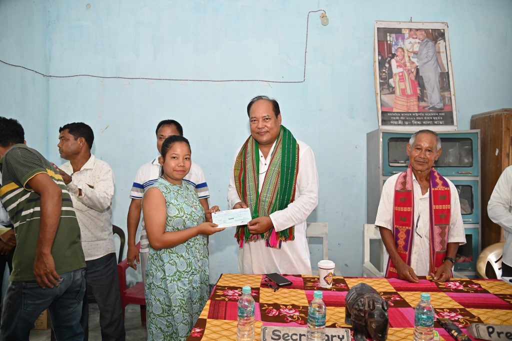 BiswajitDaimar5's tweet image. আজি মোৰ সমষ্টিৰ ভেৰগাওঁ, টংলা, খৈৰাবাৰী আঞ্চলিক ৰাভা ছাত্ৰ‌ সংস্থাক আৰু আৰ্থিক ভাৱে পিছপৰা দুৰাৰোগ্য ৰোগত আক্ৰান্ত ৰোগীক আৰ্থিক অনুদানৰ চেক প্ৰদান কৰো যিকোনো পৰিস্থিতিত ৰাইজৰ বাবে সকলো সম্ভৱ প্ৰয়াসেৰে সহায়-সহযোগ কৰাৰ বাবে পদক্ষেপ গ্ৰহণ কৰি আহিছো আৰু আগলৈও এই ধাৰা অব্যাহত থাকিব