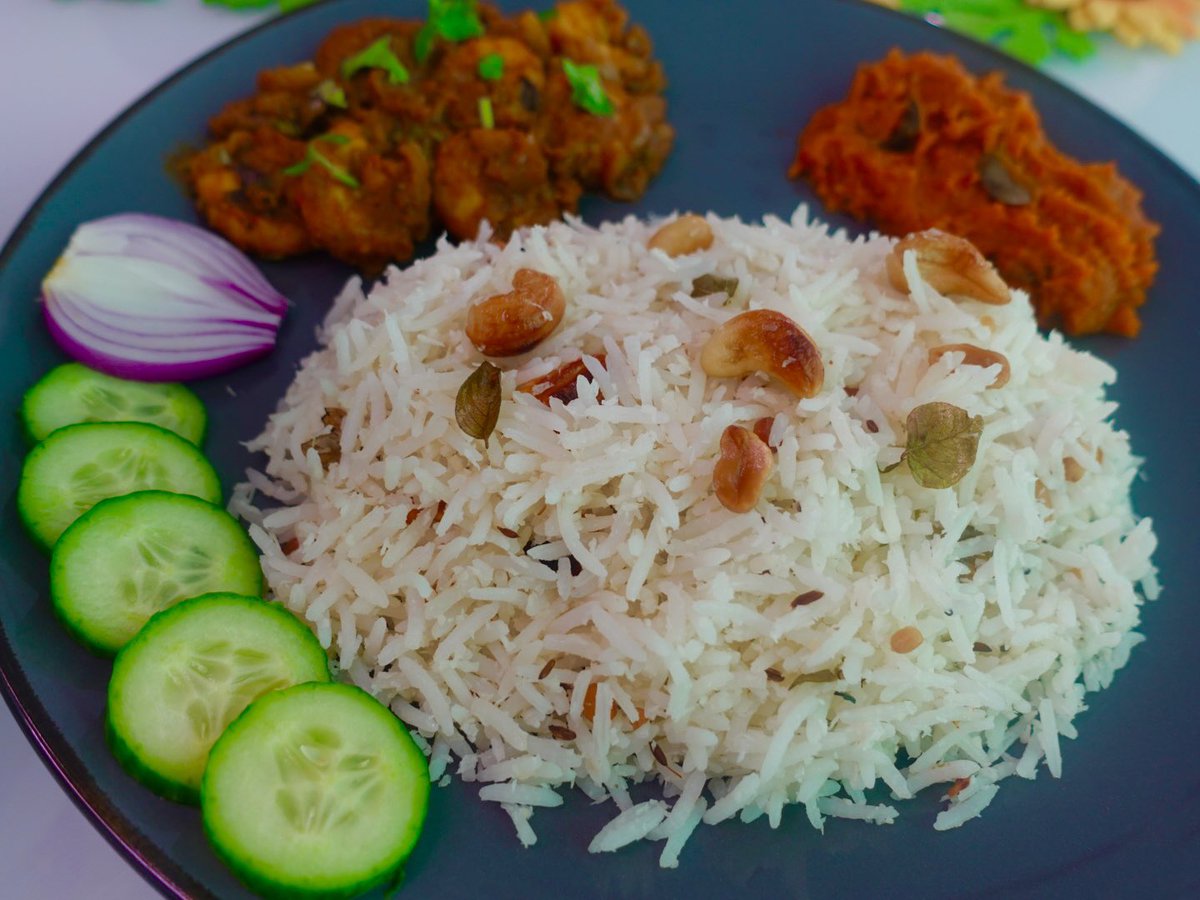 Sindhuskuchen's tweet photo. *Simple saturday*
“Being vibrant like a coconut”🌴 🥰

On my plate:
🌴Coconut rice
🌴Prawn masala
🌴Tomato onion chutney
🌴onion and cucumber

@foodandwine @foodwatch_de @FoodPornPhotos @FoodNetwork @messedupfoods https://t.co/rijSMbPAuu