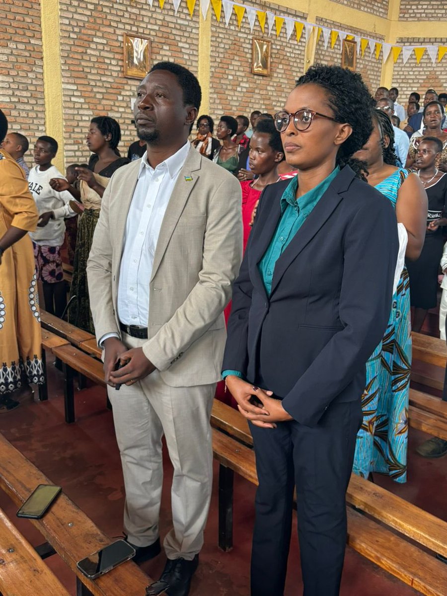MugishaHV's tweet photo. Mbere yuko akomeza ibikorwa byo kwiyamamaza kandida #perezida @Drfrankhabineza wa @DemGreenPartyRw aho arabikorera k'ubutaka butagatifu bwa #Kibeho @NyaruguruDistr ,uyu mukandida yabanje kwifatanya n'abizera mu Ngoro ya Bikilamariya #Kibeho
#Hamwe no kwizera nta kidashoboka. https://t.co/4el89Hxe0q