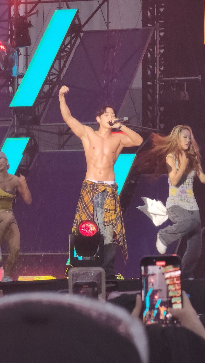 หัวใจฉันมันร้องว่าไซม่อน ไซม่อนโด๊เมนิ้กก 🖤 tweet media