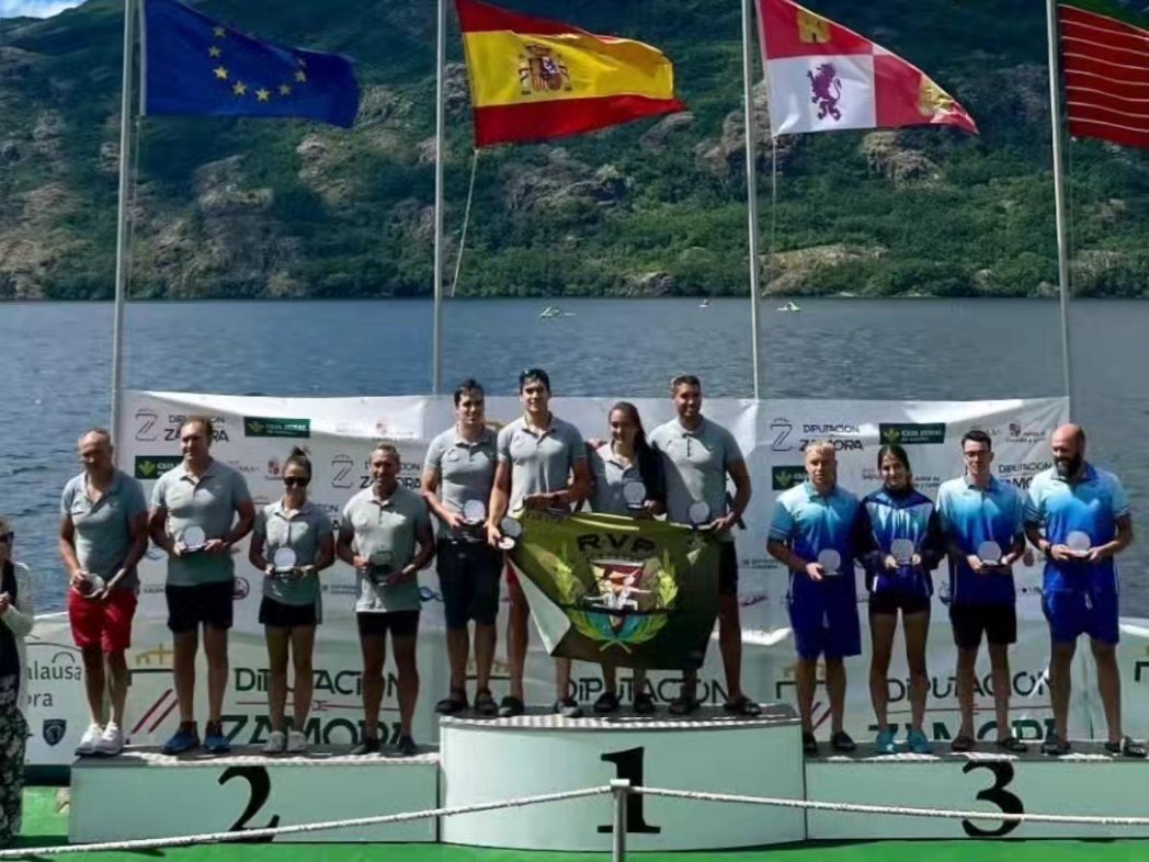 piraguismoextre's tweet photo. 🚣🏽‍♀️ REGATA INTERNACIONAL DE SANABRIA 2024.🚣🏽‍♀️

Un año más contamos con la representación de nuestros K4 masculino y femenino, acompañados del técnico de esta federación @JulilloK .

Cuyos resultados en la jornada del sábado han sido:

🥈 Plata para K4 Femenino.
6️⃣ K4 Masculino. https://t.co/ffffergv41