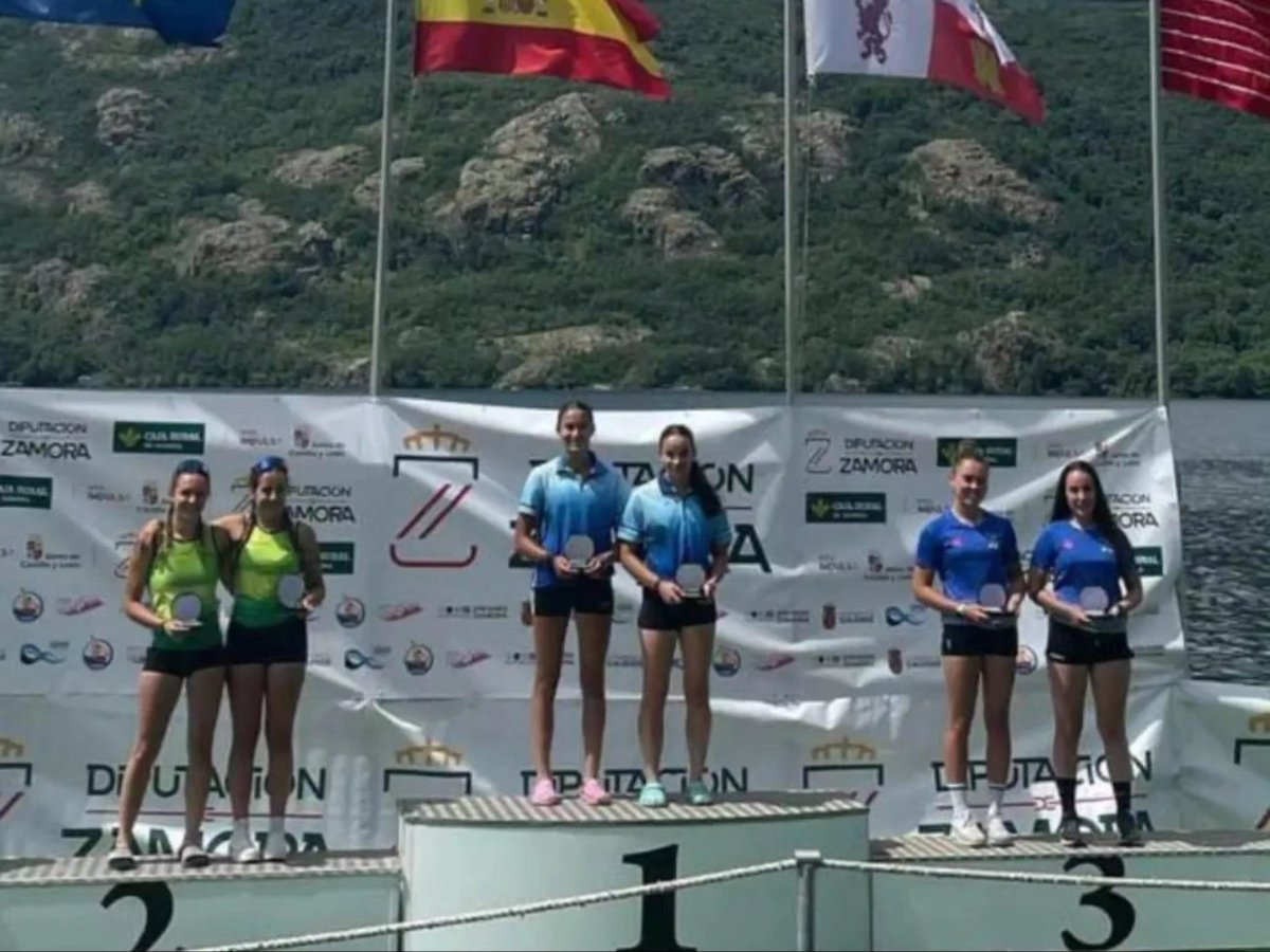 piraguismoextre's tweet photo. 🚣🏽‍♀️ REGATA INTERNACIONAL DE SANABRIA 2024.🚣🏽‍♀️

Un año más contamos con la representación de nuestros K4 masculino y femenino, acompañados del técnico de esta federación @JulilloK .

Cuyos resultados en la jornada del sábado han sido:

🥈 Plata para K4 Femenino.
6️⃣ K4 Masculino. https://t.co/ffffergv41