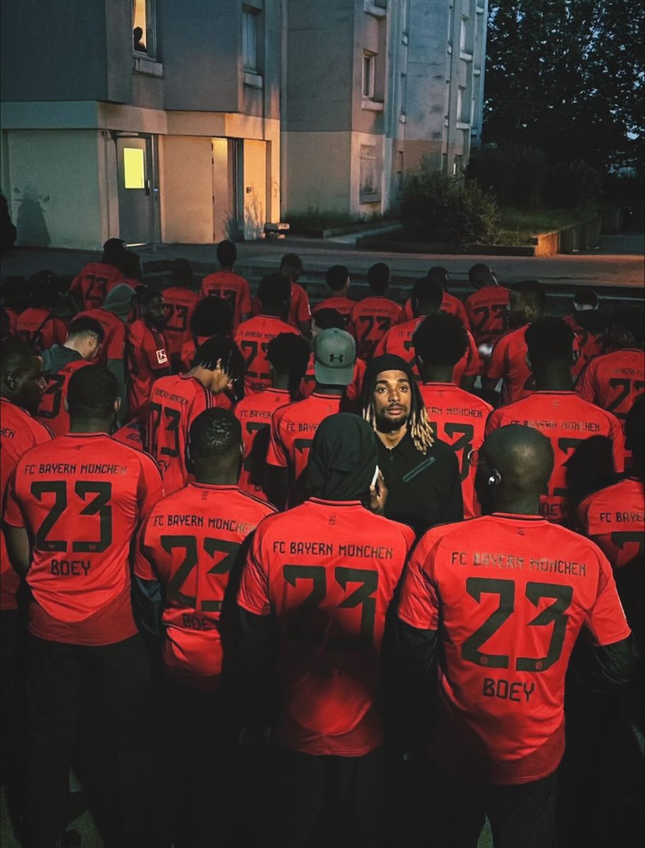 lesmedias237's tweet photo. Sacha Boey 🇨🇲 offre son maillot du BAYERN MUNICH à ces amis du 93 🇫🇷 https://t.co/n0qJ6nO961