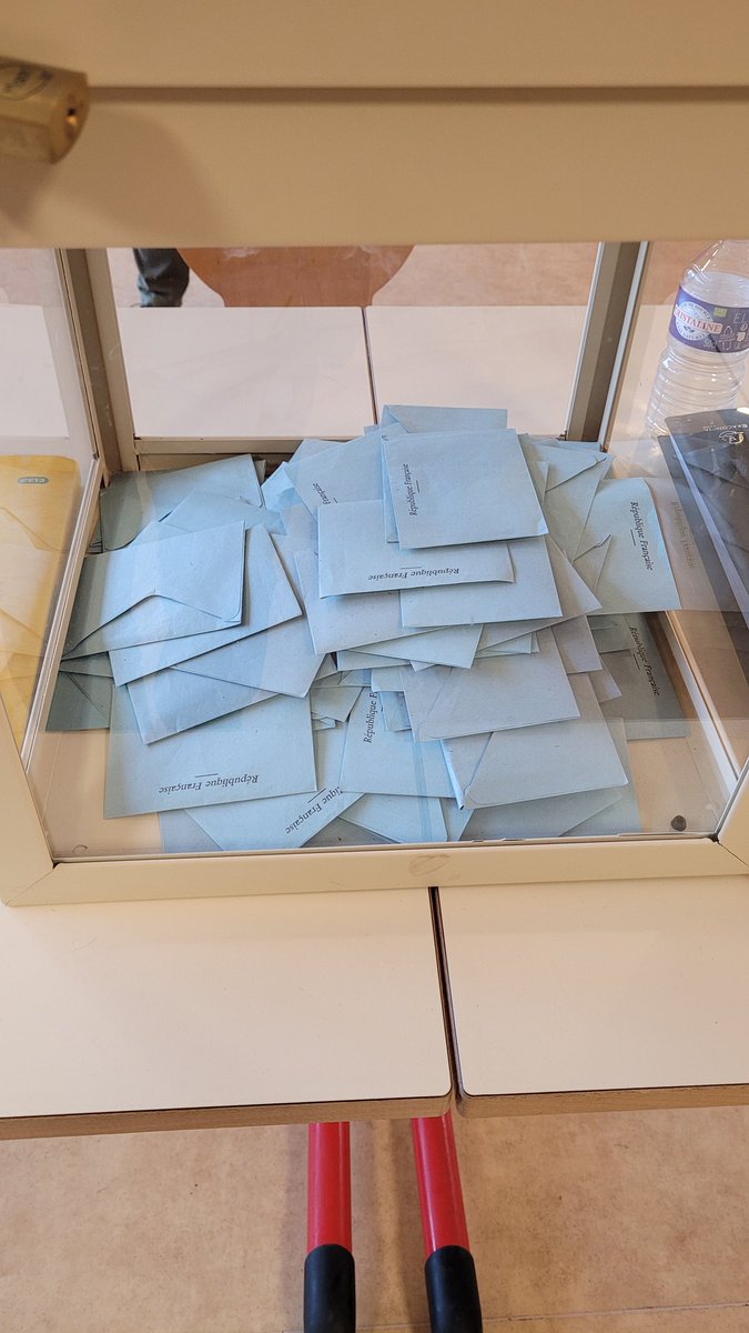 27% de participation à la mi journée pour la 6eme circonscription des Yvelines #jevote