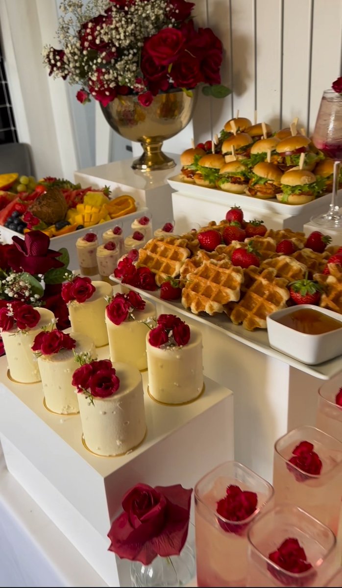 SWEET_INFUSI0N's tweet photo. How beautiful does this setup look ๐ฅฐ, incase anyone didn't know we also offer table/desserttable setups for all occasions, not only do we provide cakes and bakes for all occasions we also cater for savoury food also.
#desserttable #grazetable #weddings #tablesetups https://t.co/iSU2tqJbaD