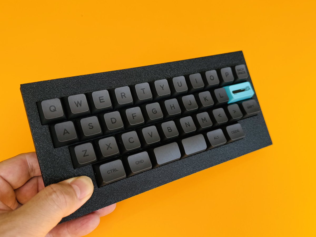 0002ozlet's tweet photo. Title:完成!
Keyboard:ckb3
Keyswitch:Jwick V2 Full Nylon Black Linear Switch
Keycap:MDA Future s Suzuri
#KEEB_PD #KEEB_PD_R205 #俺キー #自作キーボード #ckb3 https://t.co/JAhasd6kcH