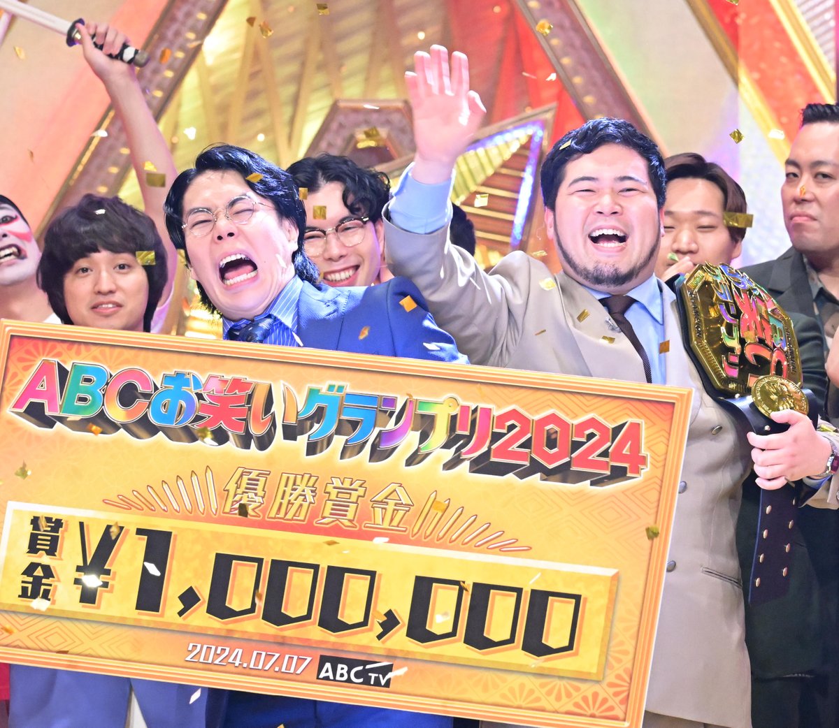 abcowaraigp's tweet image. 🏮#ABCお笑いグランプリ 2024🏮
568組の挑戦者の中から王者に輝いたのは…

˗ˋˏ👑 #令和ロマン 👑ˎˊ˗

asahi.co.jp/owarai/