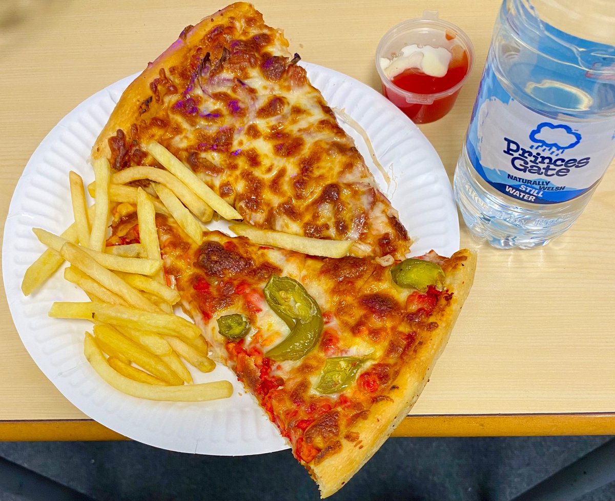 hussain8971's tweet photo. I had these from Dixy Chicken eating in my College on the end of year term
#Chicken #Pizza #Meat #Food #DixyChicken #Dixy #Chips #Water #Fries #Yum #Ketchup #Sauce #Mayonnaise #Eating #delicious #College https://t.co/VvvbE5f4Av
