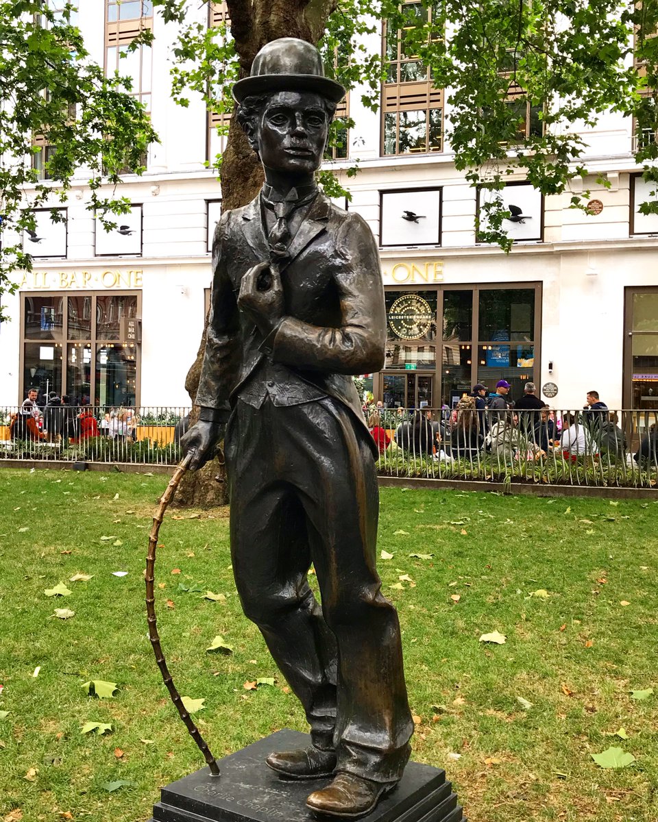Catching up with some chums in Leicester Square… 🎬 🎞