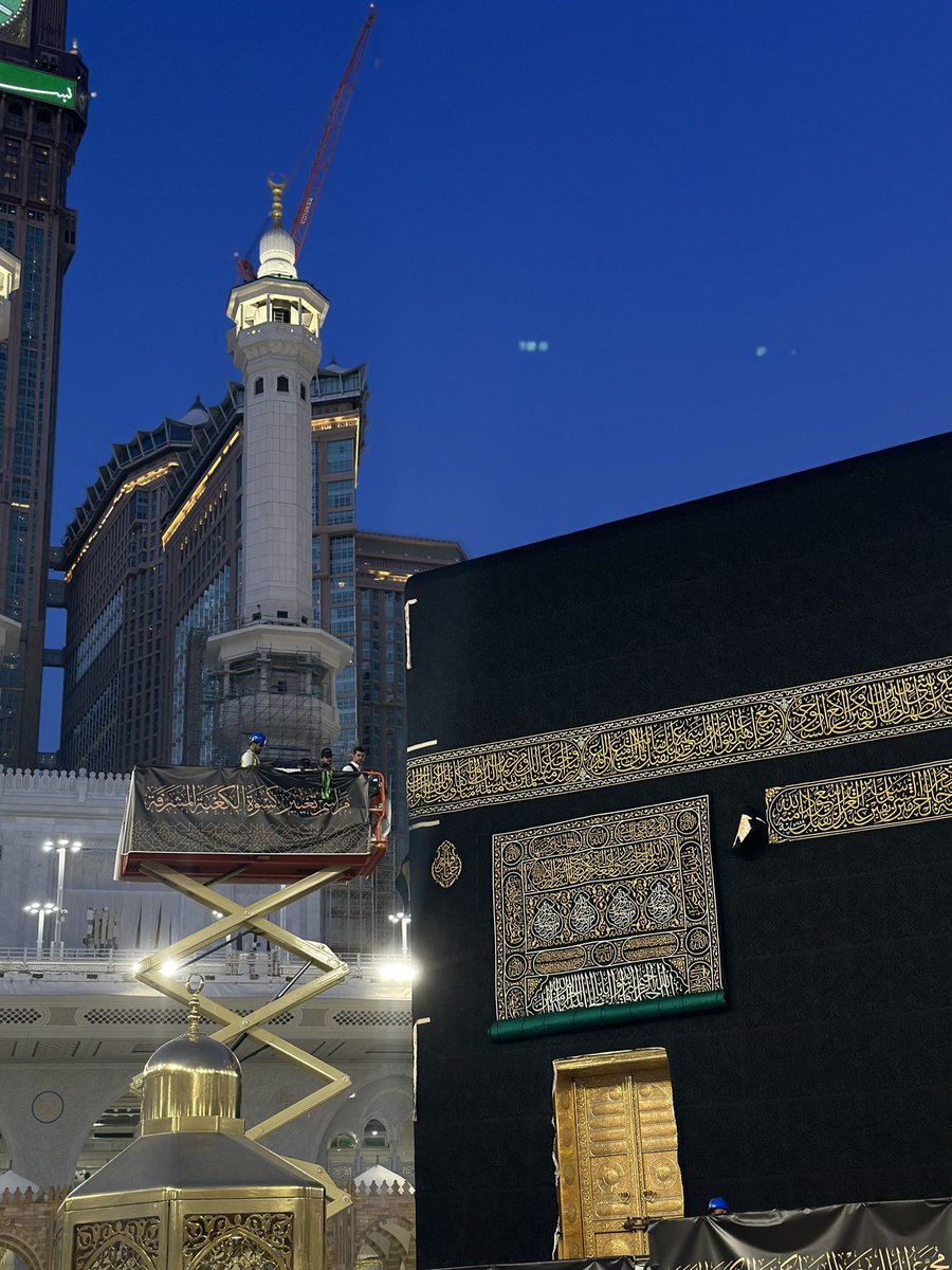 visitalharamain's tweet image. 🕋 La Ka’Ba vêtu de sa nouvelle étoffe en ce matin du 1er jour de l’année de l’hégire 1446 💫