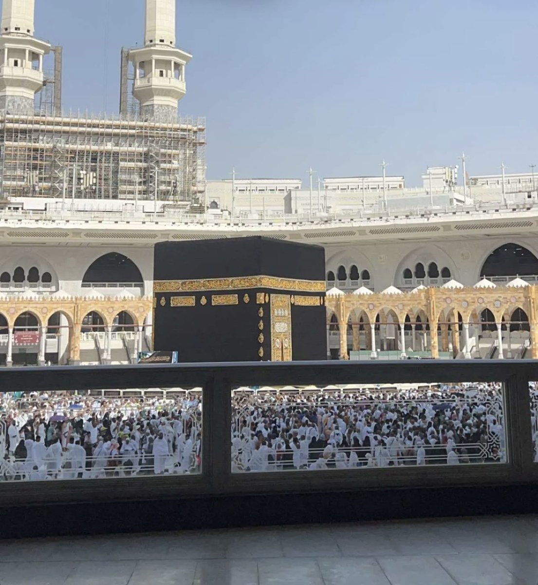 visitalharamain's tweet image. 🕋 La Ka’Ba vêtu de sa nouvelle étoffe en ce matin du 1er jour de l’année de l’hégire 1446 💫