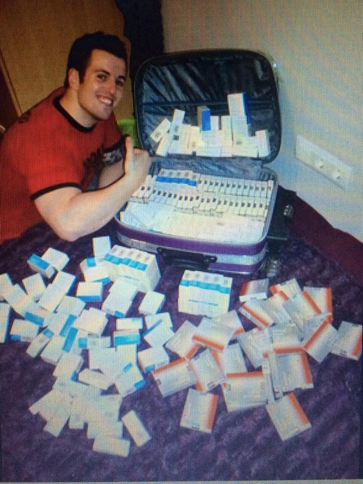 Mientras ellos son los mejores del mundo y están jugando la Eurocopa representando a sus países, este neonazi de medio metro se dedica a los esteroides anabolizantes.