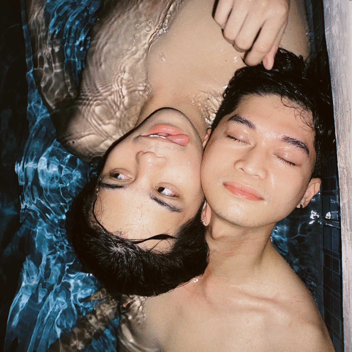 adrianlindayag's tweet photo. lapag ko na to bilang naka 1M plays na ang episode 1 sa facebook + over 100k na ang finale episode sa youtube! 😍🙏🏻 #KingInoNiyongLahat mga marswuuuuuuuuu salamat salamat salamat! 🫶🏻 Happy weeksary! 🌈  @nourijune took this pic #MarahuyoProject https://t.co/XeBwBRm5VD
