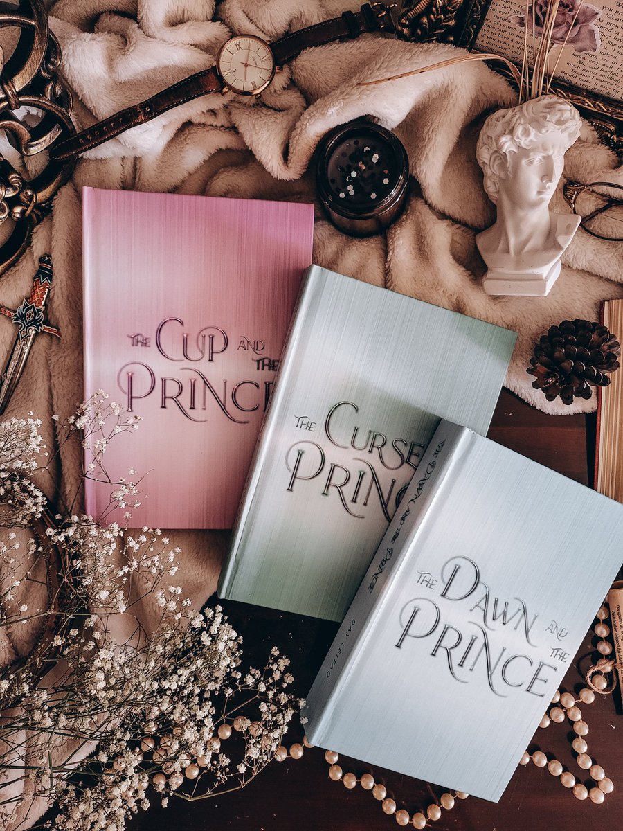 rozanne_visagie's tweet image. I have the The Kingdom of Curses and Shadows by @Day_Leitao on my TBR and can&apos;t wait to read it 💜 Can we take a moment to admire how pretty the naked hardbacks are 😍 
#thekingdomofcursesandshadows #dayleitao #fantasybookstagram #bookfeature #prettybooks #hardbackbooks