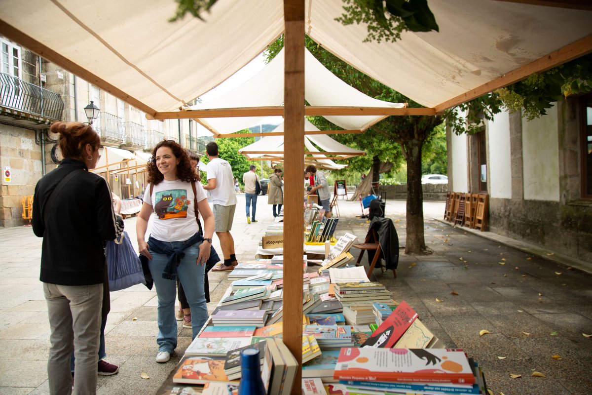 arantxaestevez's tweet photo. 🪇Traballo non rima con feliz, pero #Allariz e #feliz, si.
3º ano no #FLAZ que rima con #tenaz
Grazas Carlos @airadasletras e @cequelinhos por inventar o Festival Literario de Allariz e levarme con eles
Grazas Jose e Glinda, agora quero ser libreira
#libros #lectura #comunicación https://t.co/GB7qXt98Gt