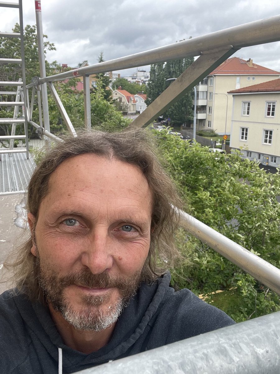 Är ingen fan av höjder men nu är vi här, husgaveln måste renoveras med hjälp av en hög byggställning. Jag är långt utanför min comfortzone. Vad var det för fel med att bo i vanlig lägenhet?