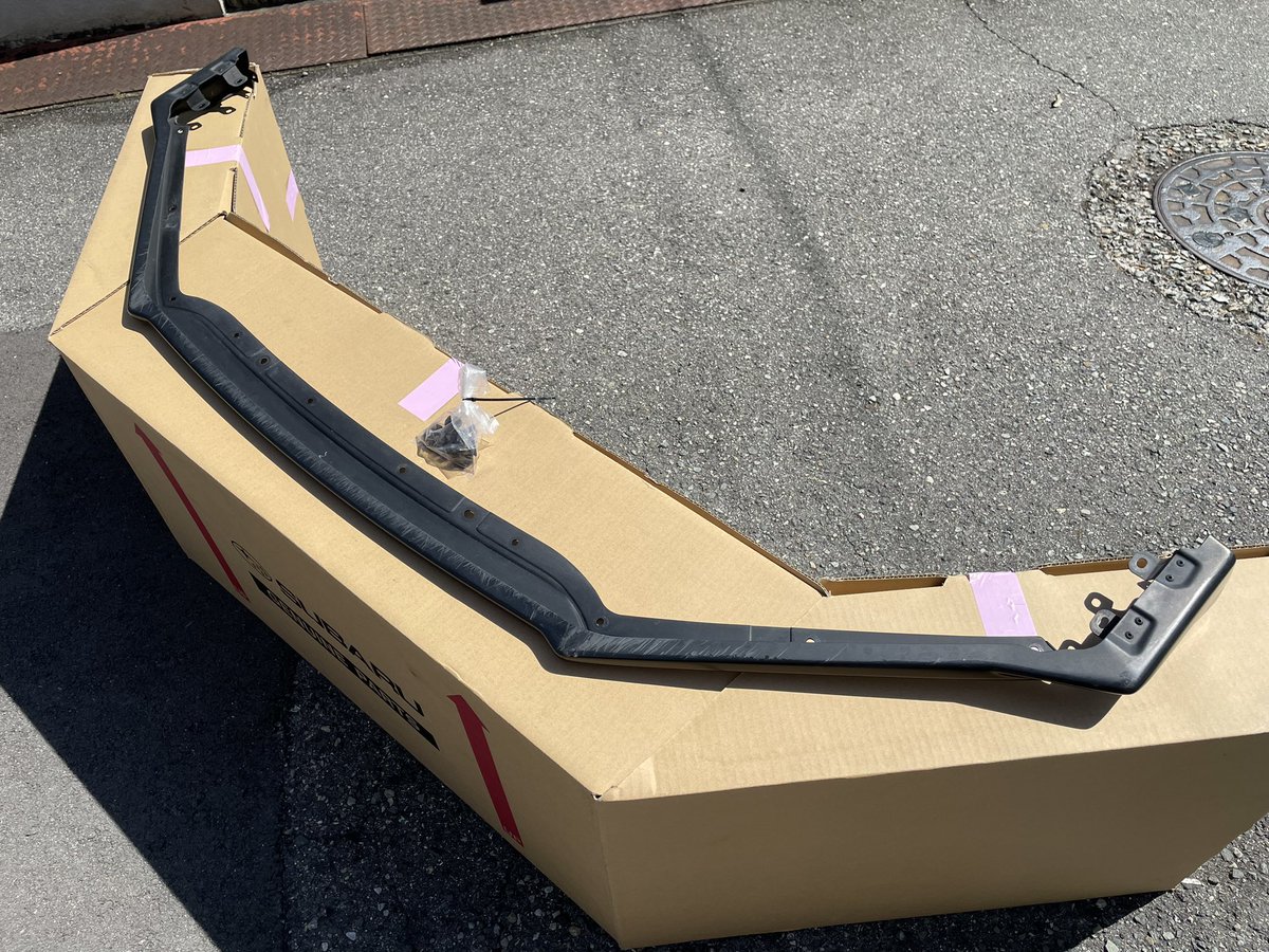 BRZ_8331's tweet photo. パーツ売ります

BRZ
後期　E型　ZC6

STIフロントアンダースポイラー
(フロントリップ)

やや日焼け☀️しています

底を擦った痕跡はありますが
1cm程度のローダウン車ですので
キズは浅い方だと思います

大阪北説、手渡し希望です🙇

※下の箱は撮影用の台座ですが
　別にリップ用の箱もあります https://t.co/OAm71h4CYJ
