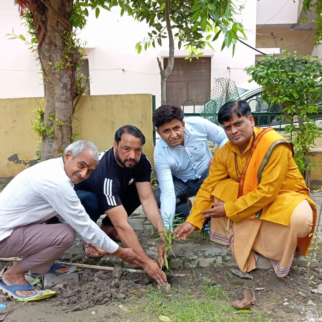 ManojMp43's tweet photo. समाजवादी पार्टी क राष्ट्रीय अध्यक्ष वे पूर्व मुख्यमंत्री अखिलेश यादव जी जन्मदिन के शुभ अवसर पर  1 जुलाई से लेकर 7 जुलाई तक वृक्षारोपण कार्यक्रम आयोजित किया गया
@yadavakhilesh @samajwadiparty https://t.co/KElPb6AnzZ