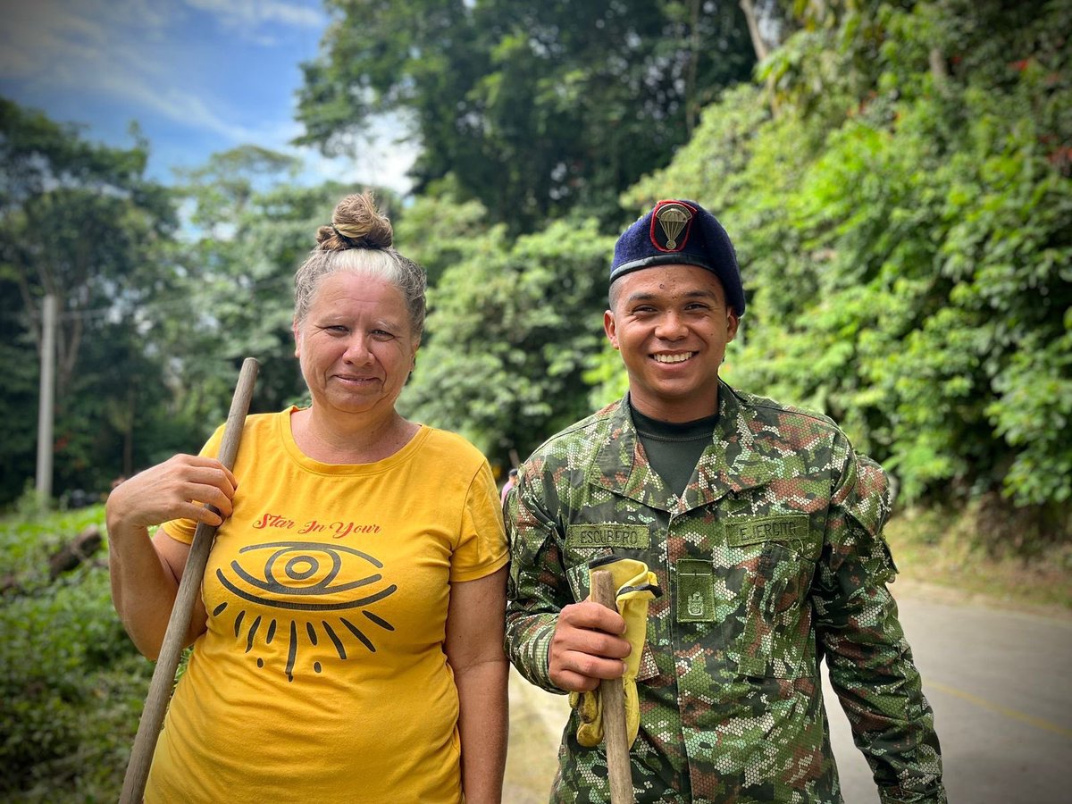 FuerzasMilCol's tweet photo. Soldados de Acción Integral,
@Ejercito_Div4, la Administración Municipal y la comunidad de Montecristo en Guamal, #Meta, llevaron a cabo una jornada de embellecimiento en la #VeredaModelo, iniciativa que promueve el desarrollo para la región. #SiempreFirmes https://t.co/GzyBFATT8F