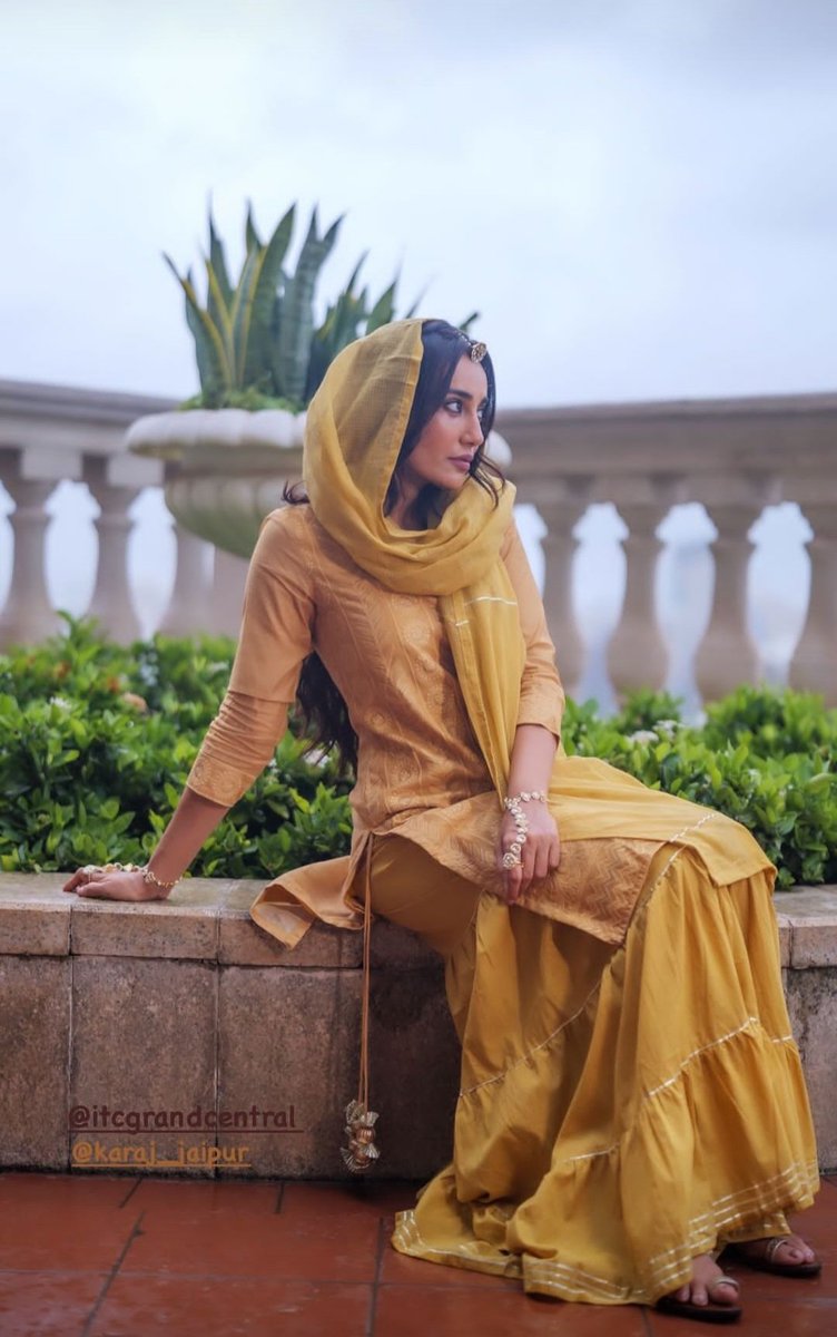 pearbhi91478143's tweet photo. Surbhi 😍
.
.
.
@SurbhiJtweets #surbhijyoti #pearlvpuri #behir #pearbhi #bela #mahir #shravni #mihir #shrahir #naagin3 https://t.co/2BAVPuhpos