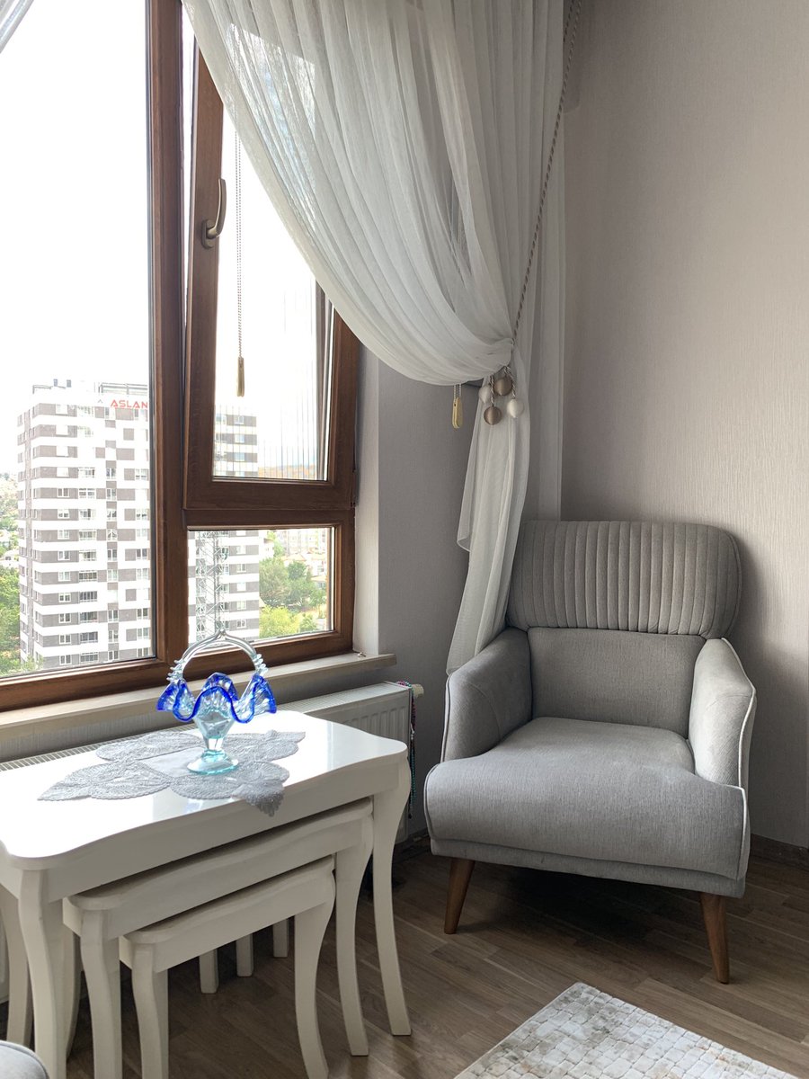 İnsan bu işte bazen geçmişi bazen de geleceği gönül teknesinde yoğurur da ya erbâbına ya berbâdına sunar…

🥀🌷💐
âşık poyrazi