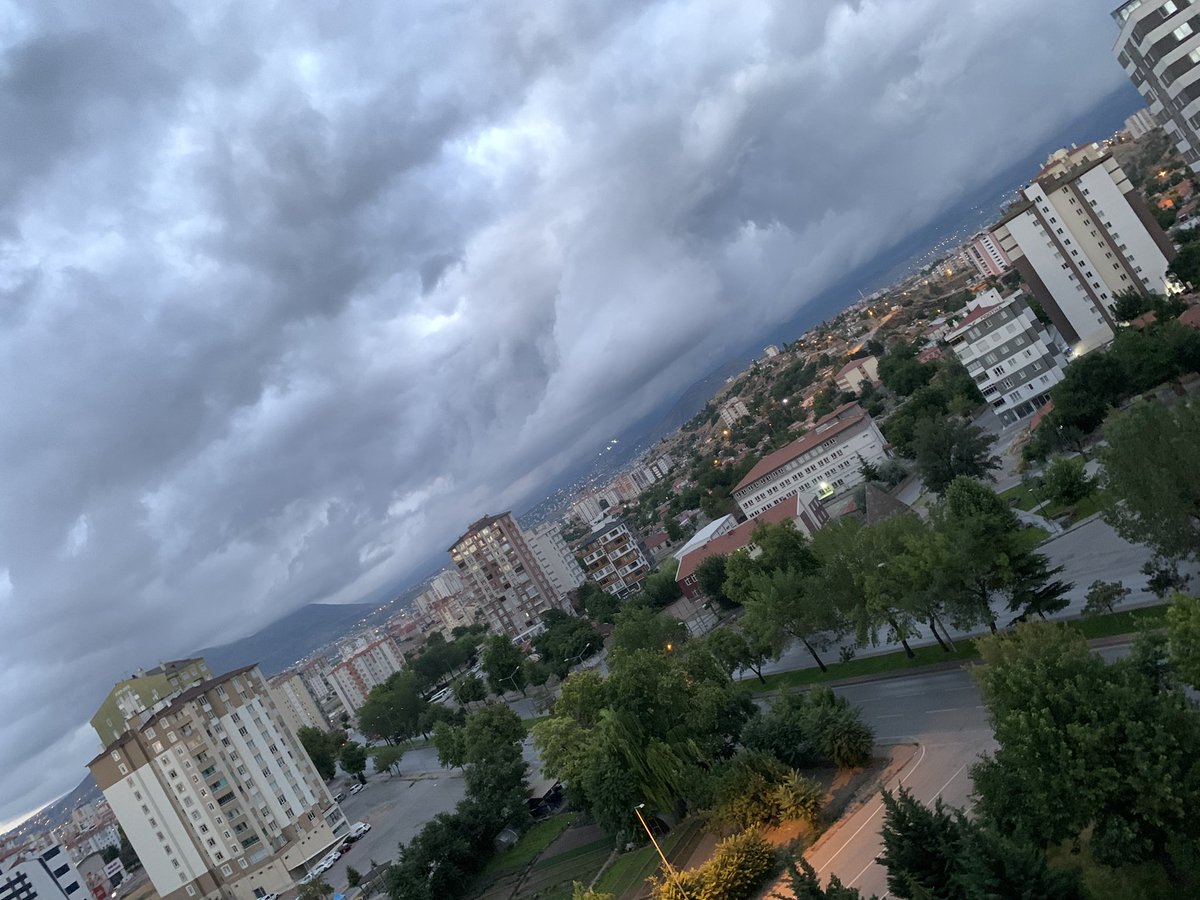 Toprak olsam da sadrınıza dokunacak satırlar,
Belki okur belki dinler sevenlerim bir gün yâdeder,
Çilem çok yolculuk yakın demledim aşkı, dolduran içer…

💐🥀🫖
âşık poyrazi