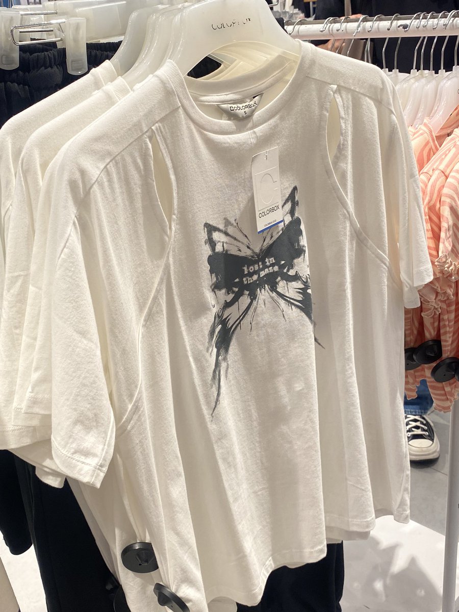 attlue's tweet photo. yukk yg mau jastip hnm, colorbox, pull n bear, bershka, atau sepatu, tas, merk apa punn yukk ke akuu mumpung lg di mall. bisa co shopee yaa #zonauang https://t.co/dU7UYCdFBJ