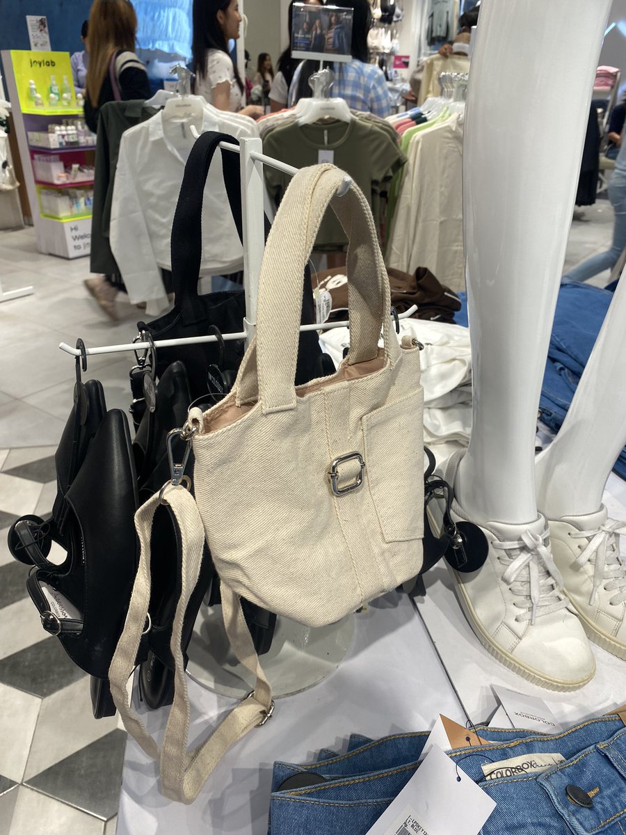 attlue's tweet photo. yukk yg mau jastip hnm, colorbox, pull n bear, bershka, atau sepatu, tas, merk apa punn yukk ke akuu mumpung lg di mall. bisa co shopee yaa #zonauang https://t.co/dU7UYCdFBJ