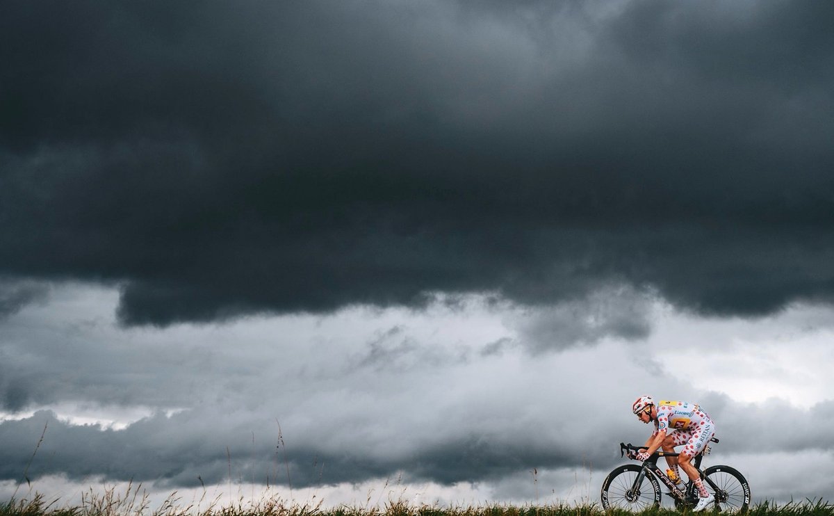 lucxsronald's tweet photo. THREAD

The best photos from the eighth stage of this year’s Tour de France. #TDF2024 

1. In the storm. (📷: jeredgruber) https://t.co/iHHyBMP9F5