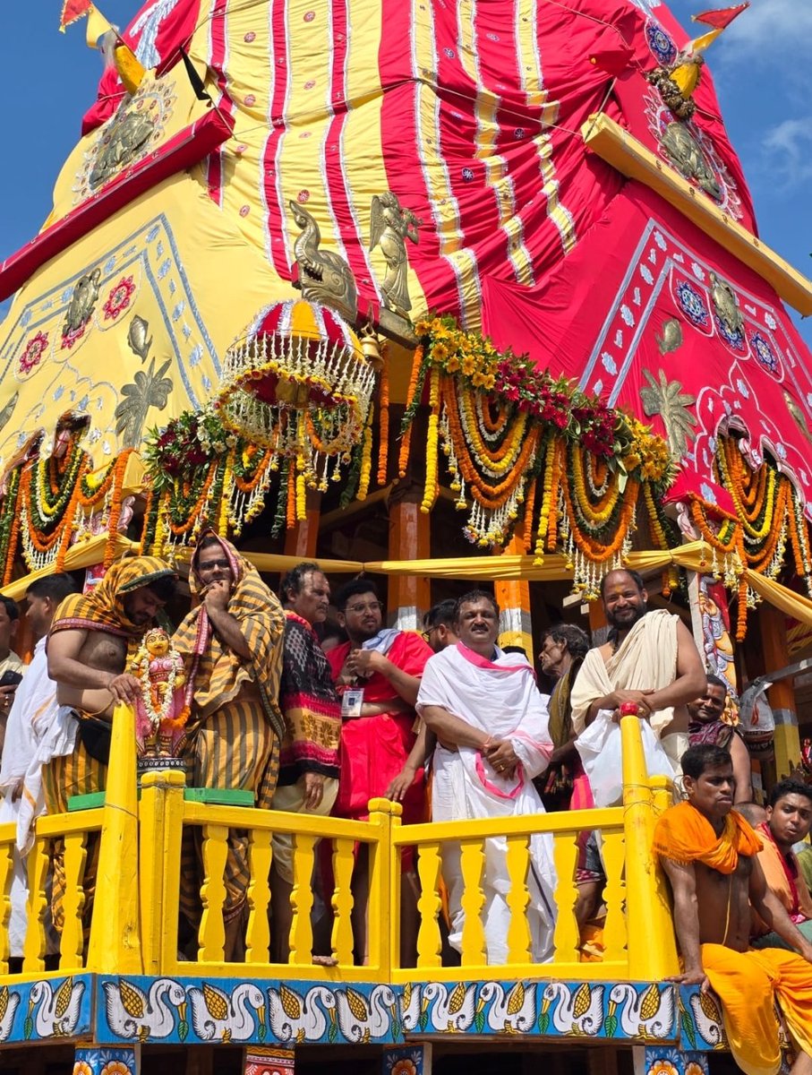 CentralSanskrit's tweet photo. Hon'ble VC @CentralSanskrit  Prof @shrivarakhedi Sir's ritual  DARASHAN of
 Rathayatra of Bhagawan Jagarnath Ji at Puri & @csupuri formal visit 
 @EduMinOfIndia @PMOIndia @rashtrapatibhvn @MinOfCultureGoI @ugc_india @PIB_India @ShriRamTeerth @RSSorg @GovernorOdisha @DDNewslive @slbsnsu @NSUTirupati @SamPromotion
@vishwavidalaya @samskritbharati  @AmritMahotsav @VPIndia 
- AjAy, Media Cell Convenor &PRO