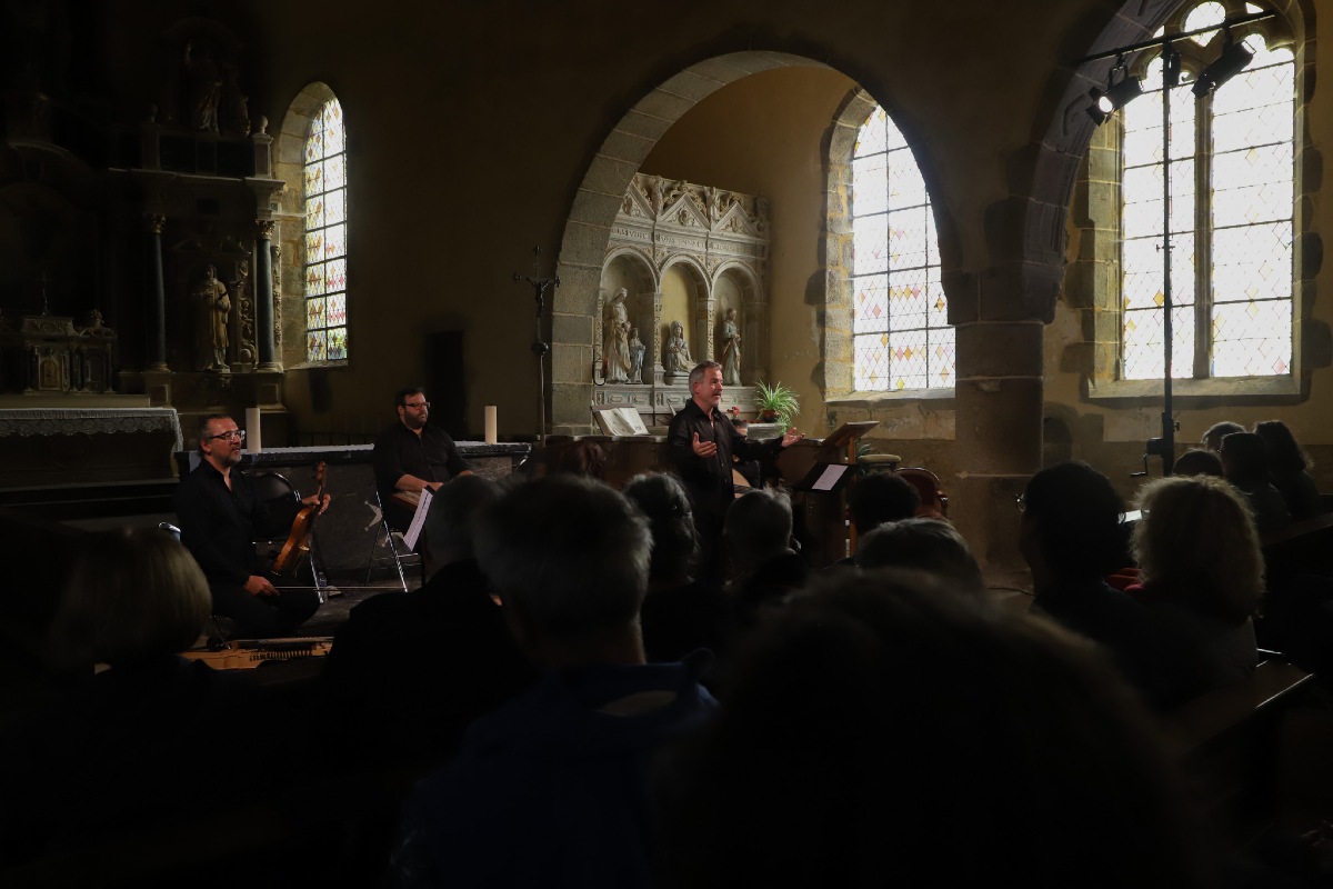 🎼 Hier, le public du Festival d'Arts Sacrés a découvert le lieu secret du concert de Canticum Novum. 🌿 En route, une halte patrimoine pour découvrir un manoir du XIVe siècle. Destination finale : l'Église d'Hambers pour un concert oriental, un moment suspendu dans le temps. 🌟