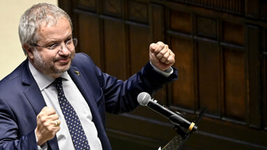 DeShindig's tweet photo. C'è un pezzo di elettorato che è contro l'Europa; e allora Borghi diventa er sovranista
C'è un pezzo di elettorato che vorrebbe il ritorno alla lira; e allora Borghi diventa er minibot
C'è un pezzo di elettorato che è contro il certificato vaccinale; e allora Borghi diventa er nogreenpass
C'è un pezzo di elettorato che si accorge che ogni tanto piove quindi non c'è riscaldamento globale; e allora Borghi diventa er centralina
C'è un pezzo di elettorato che pensa che i vaccini causino l'omosessualità e contengano microchip; e allora Borghi diventa er novax

Una vita intera a inseguire pezzi di elettorato; e poiché quei pezzi di elettorato amano farsi prendere per il culo, Borghi viene eletto.
In fondo ha ragione lui: se ci tieni tanto ad essere preso per il culo perché deluderti?