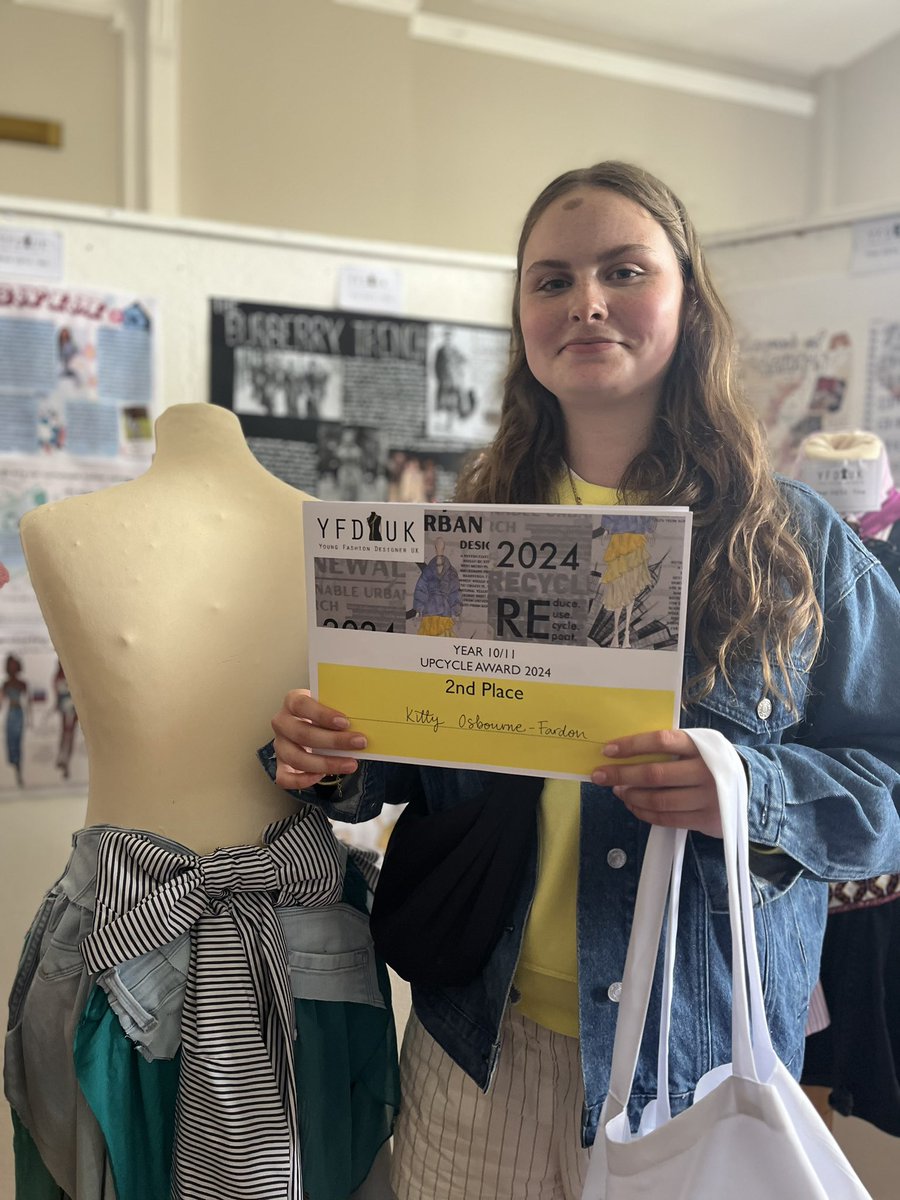PipersArts's tweet photo. We are incredibly proud that Kitty won 2nd place for her up-cycle in the Young Fashion Designer Uk competition at Kent College yesterday! She also got highly commended for her designs. Excellent work Kitty. #YFDUK #PipersYear10 #PipersSenior https://t.co/Ubk6YiF2HJ