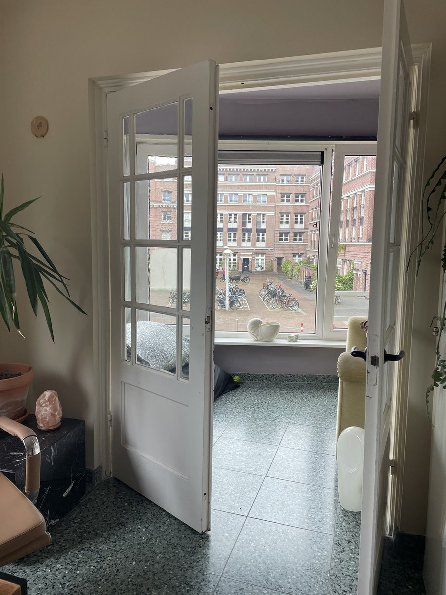 Huis beschikbaar gedurende de maand augustus en wellicht ook september en oktober. 66 m2 schoon aan de haak, in de Baarsjes, schappelijke prijs, exclusief hond. RT = heel fijn. 🤍