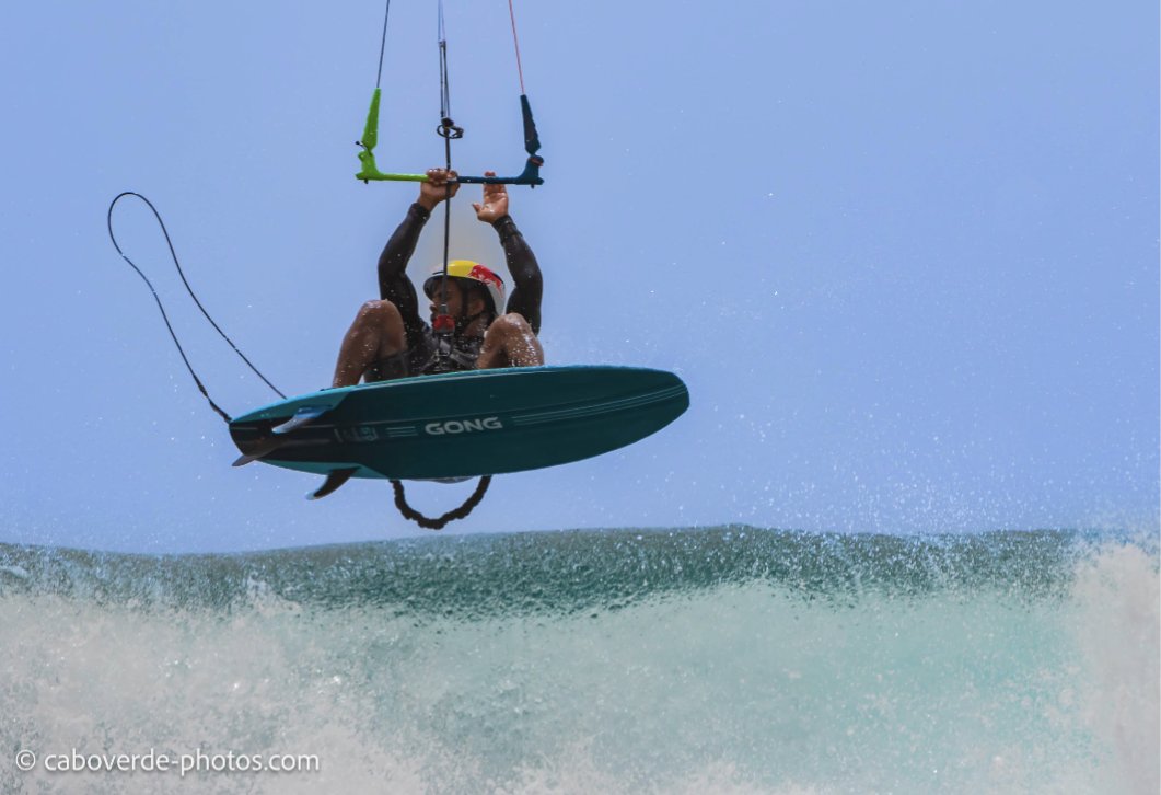 PhotosCabo's tweet photo. Airton Cozzolino &amp; Mitu Monteiro - Kite surfing 🌊 at their home spot. 

Airton with his * New GONG and Kite 

#capeverde. #kitesurfer 
#pontapreta #galaxygong
#ilhadosal #capeverdeans
#watersports #kitesurfing 
#caboverde #gka
#kitesurf https://t.co/reZpwydSSJ