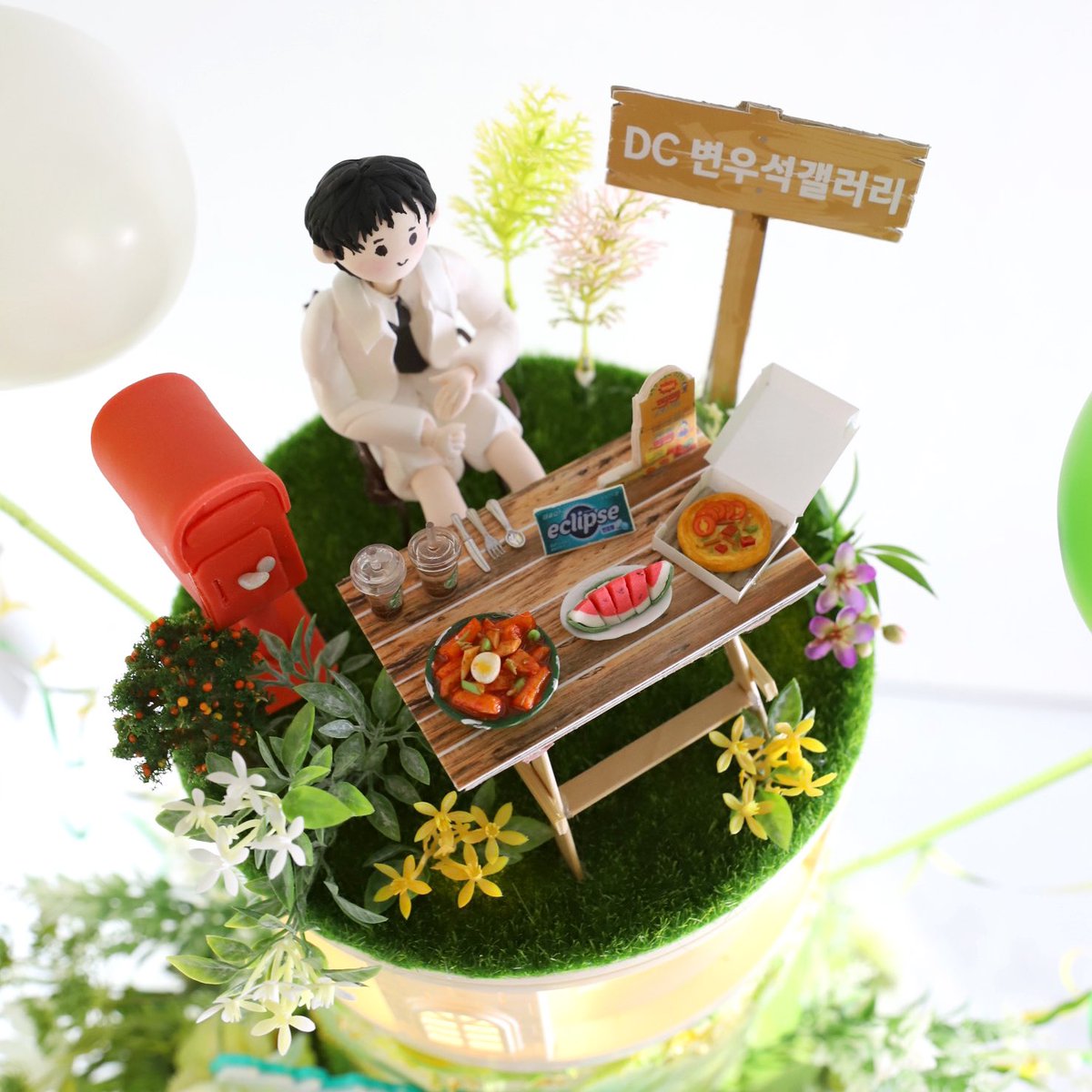 sweetboywoo's tweet photo. The cake today is so pretty and the details omg 🥹🥹🥹🥹🥹

#변우석 #byeonwooseok 
#SUMMERLETTERinSeoul
#ByeonWooSeokInSeoul 

Cr DC_byeonwooseok https://t.co/QjeT90OBR4