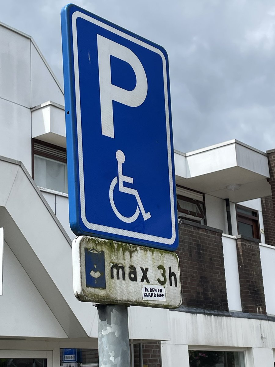 Parkeert hier z’n auto en loopt zo soepel als een kieviet ‘t centrum in. Vraag hem of hij de houder is van de invalidenparkeerkaart. ‘Nee, mijn vrouw maar ik had al 2 rondjes gereden en zag geen plaats’. 🤔

Kaart mag alleen gebruikt worden door houder.. Prent €370 #hoofddorp