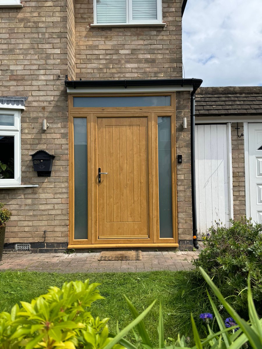 Verysecuredoors's tweet photo. Rockdoor Indiana in Irish Oak fitted in #Leicester @rockdoorltd https://t.co/wGRfRJzT6x #rockdoors #rockdoor #compositedoor #compositedoors #frontdoor #frontdoors #homeimprovement https://t.co/WY6ZpwjHC1