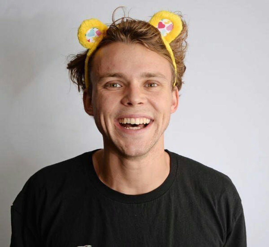 Emeliawebb2000's tweet photo. Happy 30th birthday to this beautiful human being right here. You have such a sweet heart, beautiful eyes and all around your just an incredible man.. I love you Ashton Fletcher Irwin❤️❤️❤️❤️❤️❤️❤️❤️❤️ @Ashton5SOS https://t.co/hcCR7KExNG