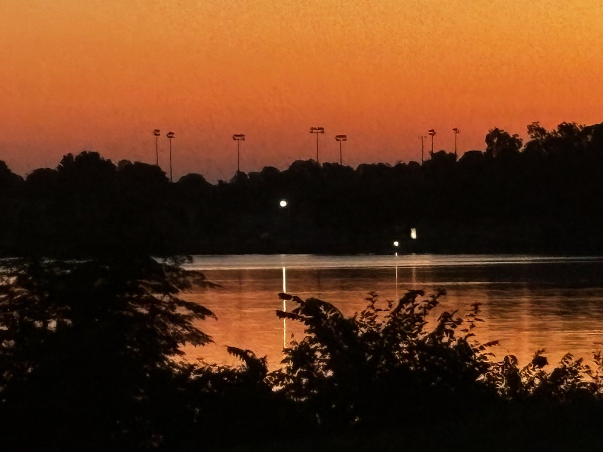 laurie_toben's tweet photo. “There is always a way and always hope in the next sunrise, and in the next second, and in the next minute.” @TobenDoug #FindingBlessings https://t.co/0OnJpFJIvu