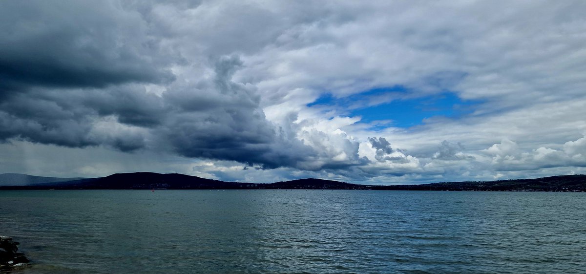 Good Morning Everyone 🙋🏻‍♀️ Sunny Sunday didn't stay around too long...
🌊☁️🙄 Wishing you all a relaxing Sunday...😃☕️📻☕️💐