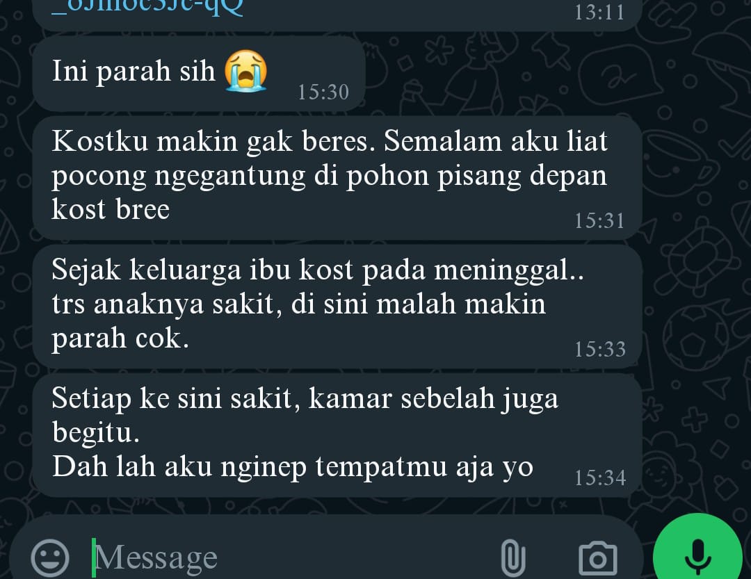 KOST MURAH TAPI MINTA BAYARAN NYAWA, ALIAS DITUMBALIN.

Pocong-pocong gantung, kamar yang selalu kosong, sampai kepala gelinding di lorong kost selalu ganggu hampir setiap hari!

“Sejak keluarga pemilik kost satu per satu meninggal, kost kita jadi aneh 😭”

A Thread