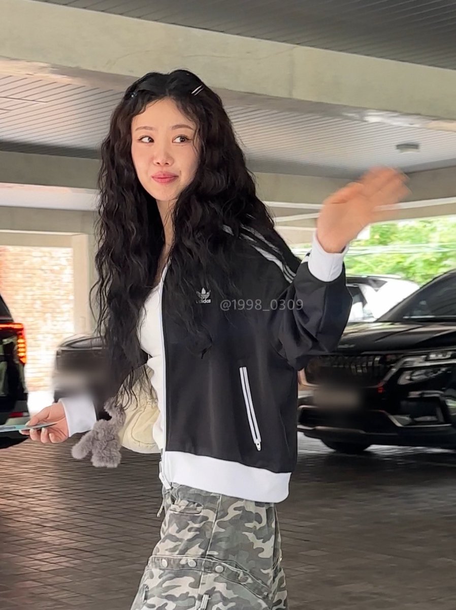 1998_0309's tweet photo. 240707 #수진 메이크스타 출근길❤️

완전 힙한데 머리에 삔 꽂은거 너무 깜찍이야.,

#SOOJIN https://t.co/zb9AIQZwpz