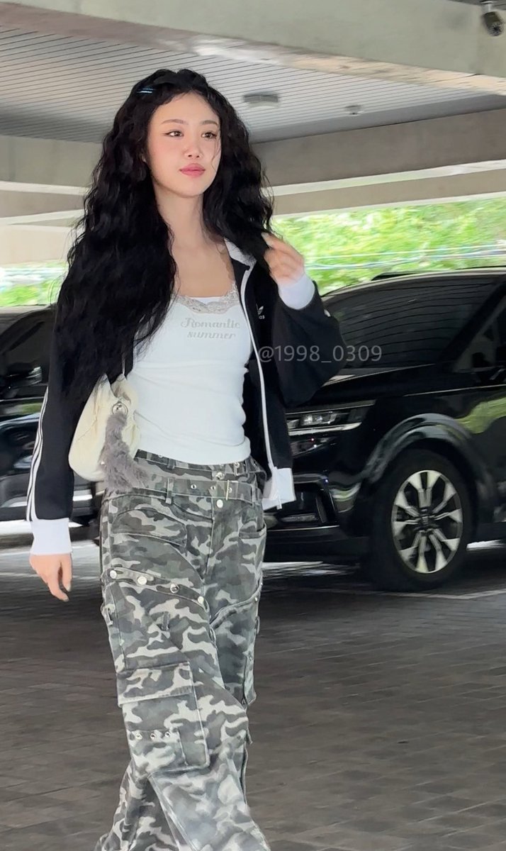 1998_0309's tweet photo. 240707 #수진 메이크스타 출근길❤️

완전 힙한데 머리에 삔 꽂은거 너무 깜찍이야.,

#SOOJIN https://t.co/zb9AIQZwpz