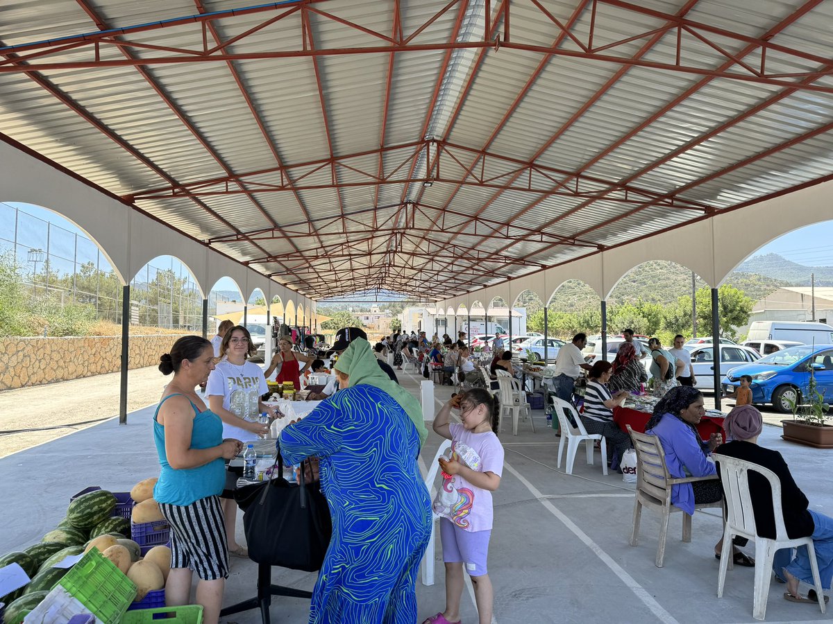 Bugün Doğal Ürün Pazarımızı ziyaret ettim. 
Bahçesinde ürettiği ve Evinde yaptığı Ev yapımı ürünlerden alış veriş yaptım. 
Bölgemizde yeni bir kültür oluşuyor. 
Pazar günleri gün boyu açık olan Doğal Ürün Pazarımızı Bölgeye geldiğinizde ziyaret etmeden gitmeyin derim…