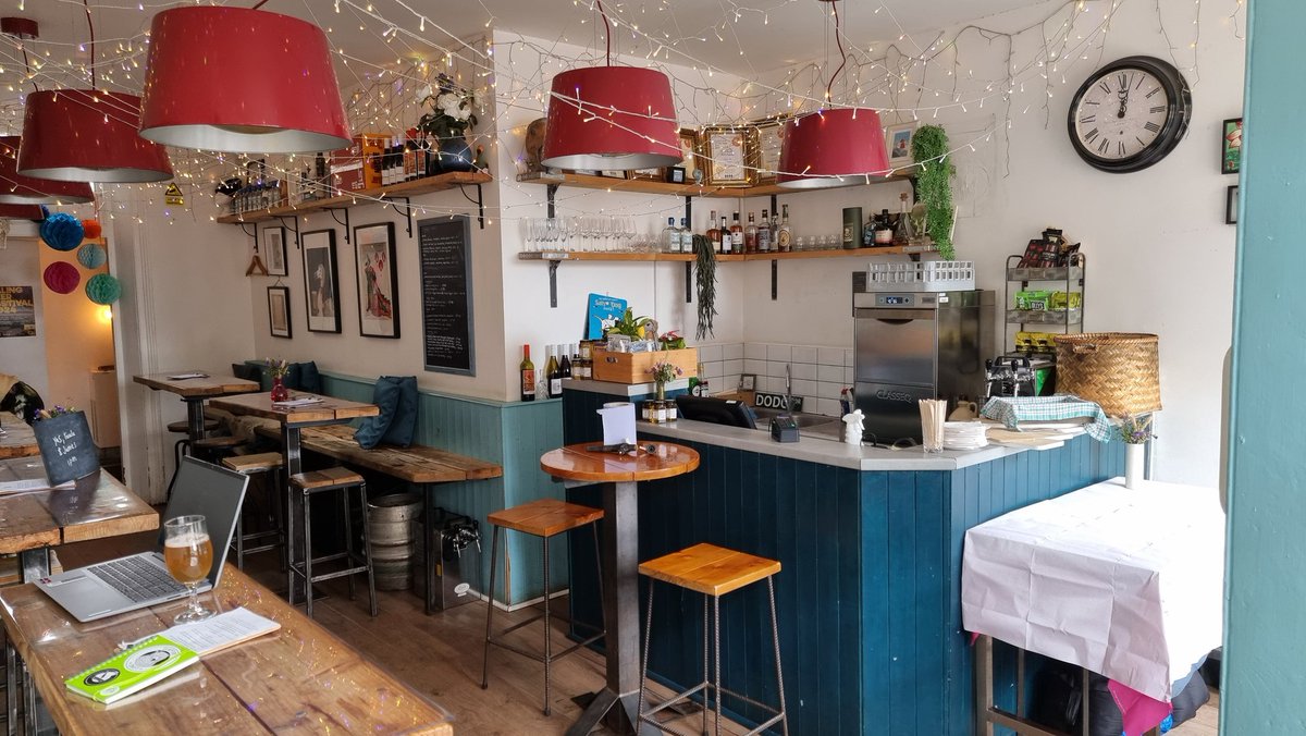 BeerGuideLondon's tweet photo. As yesterday was only a short day I figured I'd have another short day today to compensate. Planning on getting the other local entries visited.

First up is @thedodomicropub in Hanwell. Award winning micropub with 4 keg and 2 gravity cask on offer. https://t.co/ZJ4bWp9Z3h