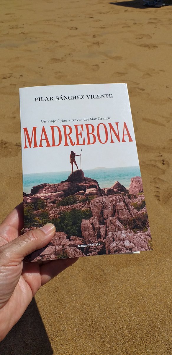 Entamando la lectura de Madrebona, de @psanchezvicente , nun discretu día de playa. ¡Vamos a ello!